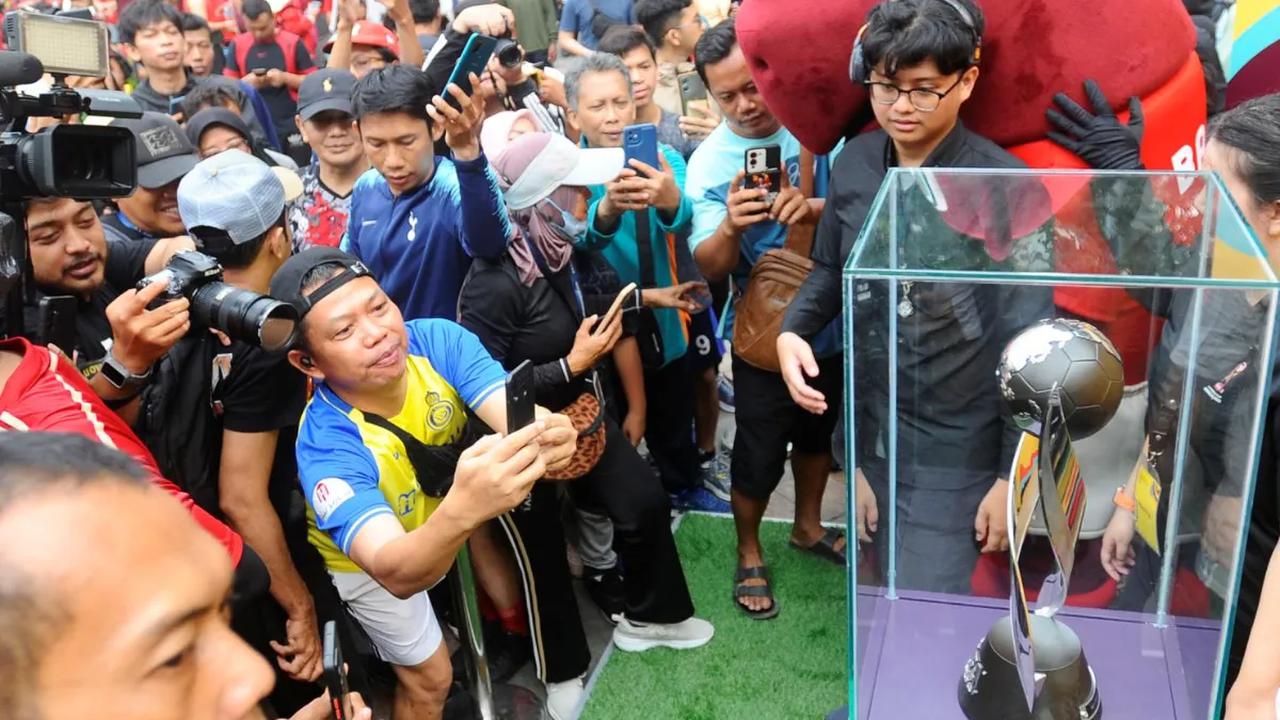 Tampak antusiasme masyarakat saat menyambut trofi Piala Dunia U-17 2023 yang dipamerkan di Bundaran Hotel Indonesia (HI), Jakarta Pusat, pada Minggu (15/10/2023) pagi WIB.