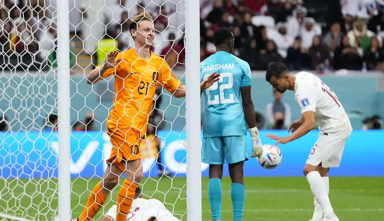 Frenkie De Jong. Gelandang tengah Timnas Belanda berusia 25 tahun ini telah menjadi bagian Barcelona sejak awal musim 2019/2020 usai didatangkan dari Ajax Amsterdam dengan nilai transfer mencapai 86 juta euro. Pada Piala Dunia 2022, ia mampu mencetak 1 gol dan 1 assist. Gol dicetaknya pada matchday ketiga Grup A (29/11/2022) saat menang 2-0 atas Qatar. Sementara 1 assist dibuat saat menang 2-0 atas Senegal pada matchday pertama (21/11/2022). Timnas Belanda sukses lolos ke babak 16 besar usai memuncaki Grup A dengan koleksi 7 poin. (AP/Petr David Josek)