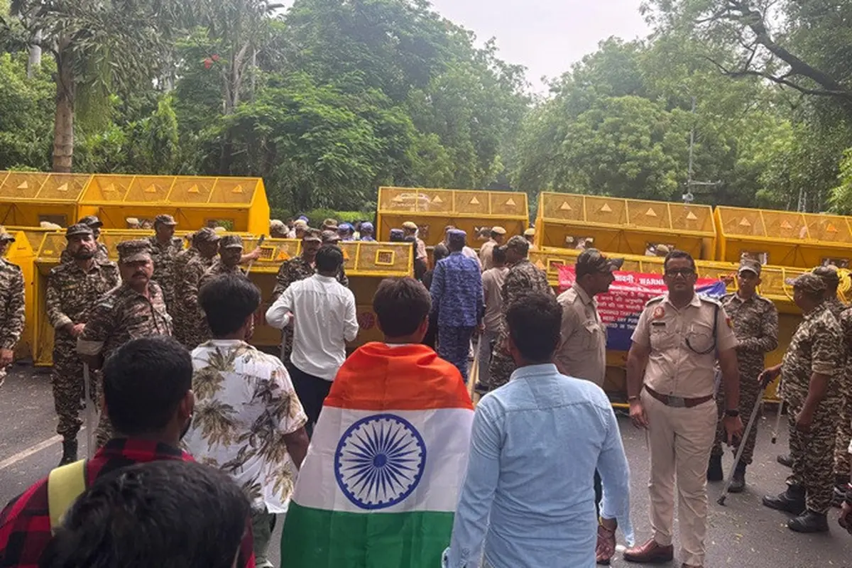 Pendukung Partai Cockroach Janta berkumpul sebelum berbaris menuju gedung Parlemen India untuk menuntut pengunduran diri menteri pendidikan di New Delhi, Senin (20/7/2026).
