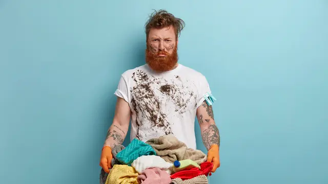 Kemeja Putih Favoritmu Mulai Kusam? Ini 5 Tips Merawatnya yang Bisa Kamu Coba [Dok/freepik.com]