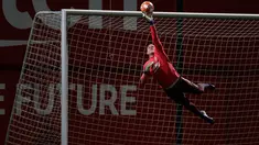 Kiper Barcelona, Marc-Andre ter Stegen menepis bola selama latihan di Sports Center FC Barcelona Joan Gamper, Spanyol (12/3). Barcelona akan melawan wakil Prancis, Lyon pada leg kedua babak 16 besar Liga Champions di Camp Nou. (AP Photo/Manu Fernandez)