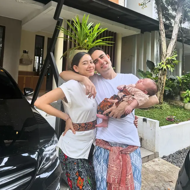 7 Potret Laura Theux Bareng Buah Hati, Asuh Anak Tanpa Bantuan Baby Sitter