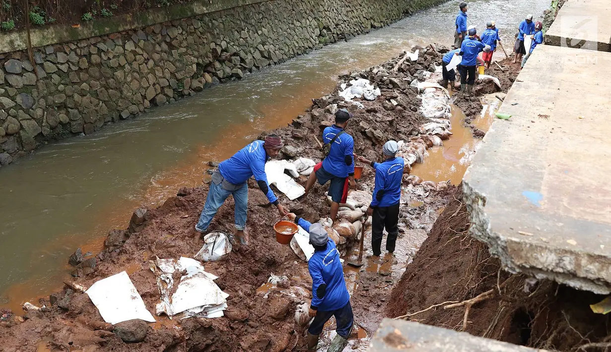 Suasana pembokaran dinding turap di saluran air kawasan Pancoran, Jakarta, Senin (28/1). Pembongkaran dilakukan untuk mengganti batu penahan turap guna mencegah kelongsoran selama musim hujan. (Liputan6.com/Immanuel Antonius)