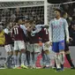 Para pemain Aston Villa merayakan gol kedua ke gawang Manchester United pada laga Liga Inggris di Villa Park, Birmingham, Inggris, Minggu (16/1/2022) dini hari WIB. (AP Photo/Rui Vieira)