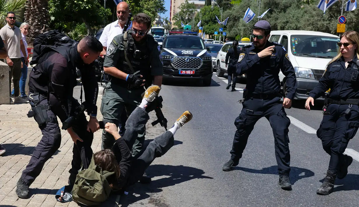 Dalam aksinya, para aktivis sayap kiri Israel membentangkan sejumlah poster yang bertuliskan meminta perang segara dihentikan. (AHMAD GHARABLI/AFP)