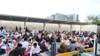 Suasana halal bihalal dalam rangka perayaan Idul Fitri 2024 di KBRI Abu Dhabi, UEA yang pertama kali digelar di Masjid Presiden Joko Widodo. (Dok. KBRI Abu Dhabi)
