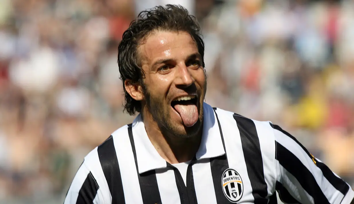 Alessandro Del Piero - Legenda Juventus ini juga merupakan salah satu pesepak bola penggemar Captain Tsubasa. Bahkan, Del Piero pernah mendapat kenang-kenangan dari pengarang Tsubasa, Yoichi Takahashi, berupa gambar dirinya berseragam Juventus di samping karakter Tsubasa Ozora. (AFP/Giuseppe Cacace)