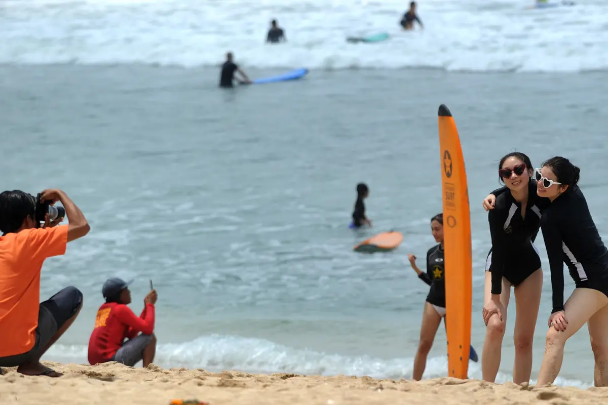 Melihat Para Turis Berlibur di Pantai Kuta Bali