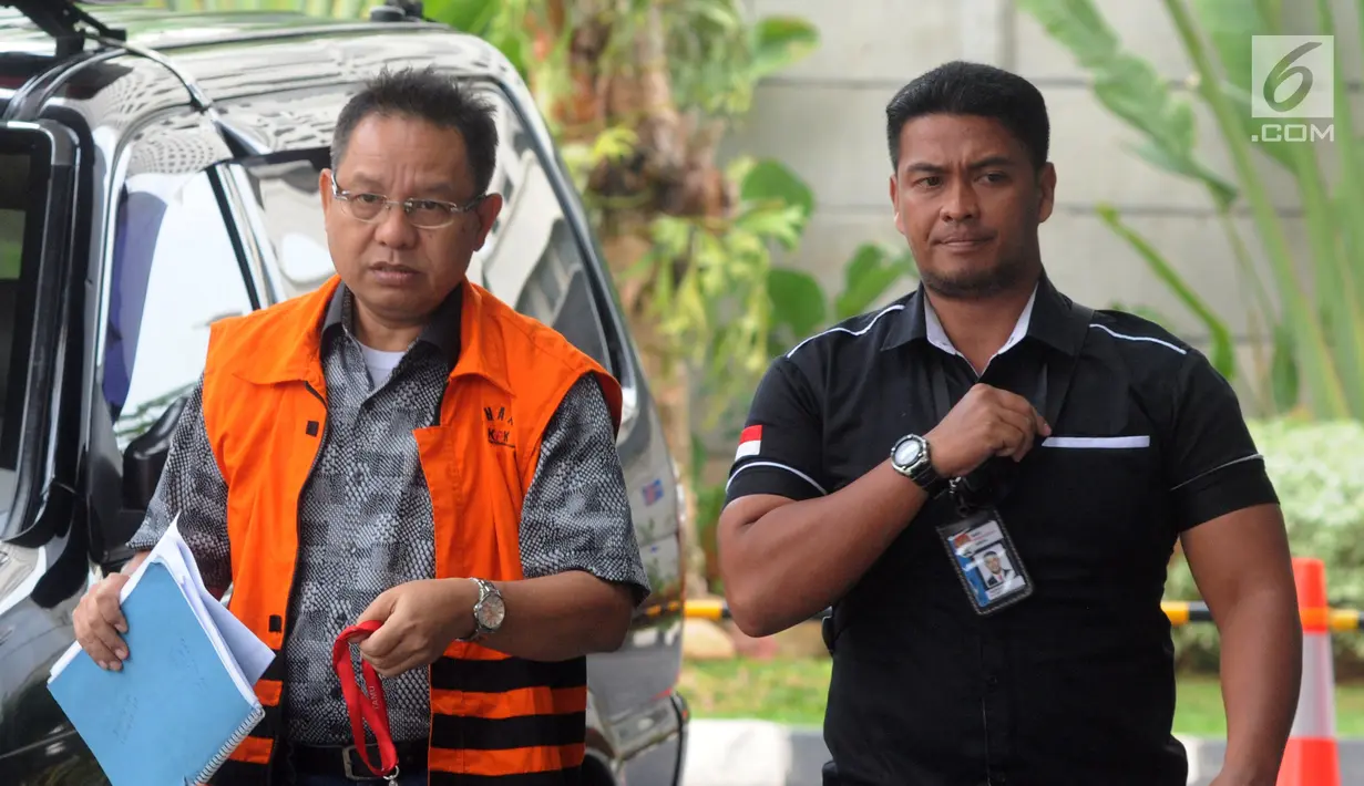 Mantan anggota DPRD Sumatera Utara Tahan Manahan (kiri) Panggabean tiba di Gedung KPK, Jakarta, Senin (19/11). Tahan mendapat pengawalan petugas saat akan menjalani pemeriksaan penyidik KPK. (Merdeka.com/Dwi Narwoko)