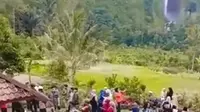 Beredar video rumah Abah Jajang dengan pemandangan air terjun yang viral karena ditawar Rp2,5 miliar ramai pengunjung. (dok. tangkapan layar video Twitter&nbsp;@PartaiSocmed/https://twitter.com/PartaiSocmed/status/1642775518578724864)