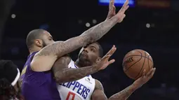 Pebasket Los Angeles Lakers, Tyson Chandler, menghadang pebasket Los Angeles Clippers, Sindarius Thornwell, pada laga NBA di di Staples Center, Sabtu (29/12). Los Angeles Clippers menang 118-107 atas LA Lakers. (AP/Mark J. Terrill)