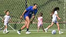 <p>Bek Timnas Belanda Virgil van Dijk bermain dengan putrinya saat pertemuan dengan kerabat usai sesi latihan di tempat latihan Universitas Qatar, Doha, Qatar, Selasa (22/11/2022). Pada pertandingan pertama, Belanda berhasil menang dengan skor 2-0 melawan Senegal. (Alberto PIZZOLI/AFP)</p>