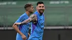 Pemain depan Argentina Lionel Messi (kanan) mengikuti sesi latihan bersama rekan setimnya menjelang laga persahabatan FIFA Match Day melawan Australia, di workers' stadium, Beijing, Rabu (14/6/2023). (Photo by Pedro PARDO / AFP)