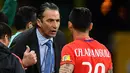 Pelatih Chili, Juan Antonio Pizzi (kiri) memberikan arahan kepadada Charles Aranguiz saat melawan Jerman pada laga grup B Piala Konfederasi 2017 di Kazan Arena Stadium, Kazan (22/6/2017). (AFP/Yuri Cortez)