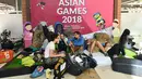 Wisatawan menunggu jadwal keberangkatan pesawat di Bandara Lombok Praya, pulau Lombok, Senin (6/8). Kegiatan operasional Bandara Lombok Praya saat ini sudah kembali normal setelah gempa sebesar 7 SR yang menewaskan 89 orang tersebut. (AFP/Adek BERRY)