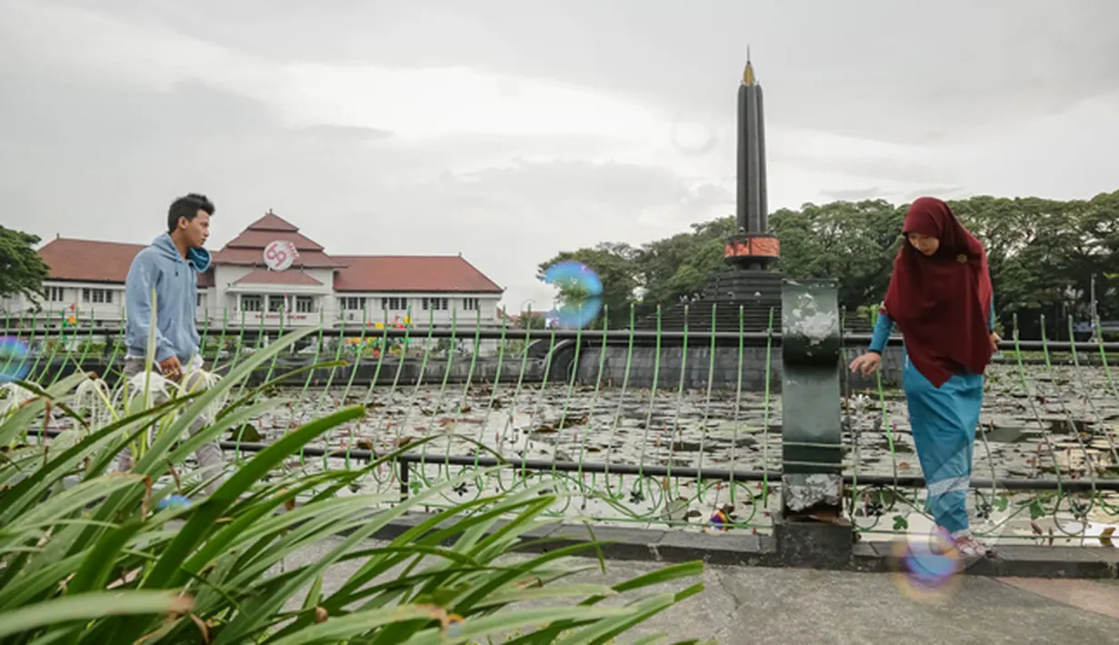 Tugu Malang menjadi maskot masyarakat Malang dan banyak warga datang untuk bersantai, Rabu (21/1/2015). (Liputan6.com/Faizal Fanani)