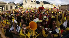 Warga Kolombia merayakan kemenangan Timnasnya atas Uruguay 2-0 di 16 besar Piala Dunia 2014 di Bolivar Square, Bogota, (28/6/2014). (REUTERS/John Vizcaino)