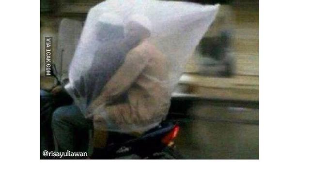 10 Momen Pengendara Pakai Jas Hujan Plastik saat Hujan Ini Kocak
