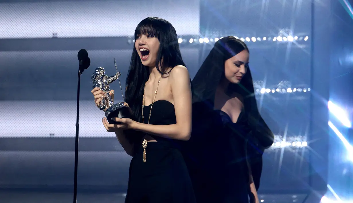 Lisa menerima penghargaan Best K-Pop pada ajang MTV VMA 2022 di Prudential Center, Newark, New Jersey, Amerika Serikat, 28 Agustus 2022. Lisa tak bisa menyembunyikan kebahagiaannya saat meraih penghargaan tersebut. (Dimitrios Kambouris/Getty Images for MTV/Paramount Global/AFP)