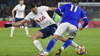 Pemain Tottenham Hotspur Sergio Reguilon (kiri) berebut bola dengan pemain Leicester City Marc Albrighton pada pertandingan sepak bola Liga Inggris di King Power Stadium, Leicester, Inggris, 19 Januari 2022. Tottenham menang 3-2. (AP Photo/ Rui Vieira)