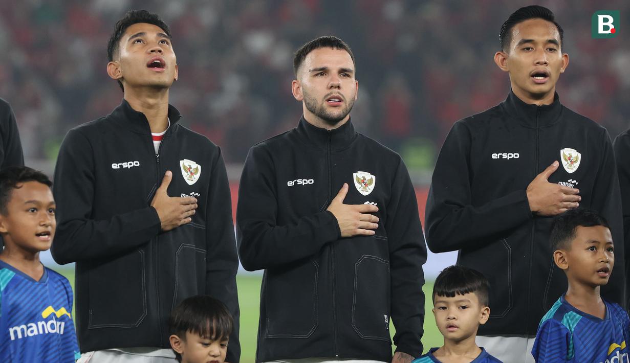 <p>Para pemain starting XI Timnas Indonesia (dari kiri) Marselino Ferdinan, Calvin Verdonk dan Rizky Ridho berbaris menyanyikan lagu kebangsaan Indonesia Raya sebelum dimulainya pada menghadapi Filipna pada laga terakhir Grup F putaran kedua kualifikasi Piala Dunia 2026 Zona Asia di Stadion Utama Gelora Bung Karno (SUGBK) Senayan, Jakarta, Selasa (11/6/2024). (Bola.com/M Iqbal Ichsan)</p>
