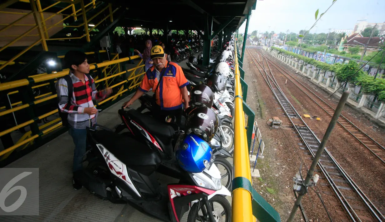 Juru parkir menata kendaraan roda dua di Taman Parkir Abu Bakar Ali, Yogyakarta, Rabu (6/4).Taman parkir pengganti Malioboro kini menjadi kantong parkir utama bagi pengunjung yang ingin ke Malioboro. (Liputan6.com/Boy Harjanto)