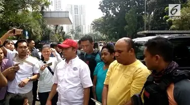 Dikawal ketat tim Jaguar, dua pengeroyok ahli IT, Hermansyah, digelandang ke Mapolda Metro Jaya. 