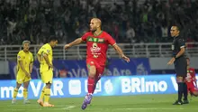 Gelandang Persebaya Surabaya, Mohammed Rashid, merayakan gol yang dicetaknya ke gawang Barito Putera dalam laga pekan ketiga BRI Liga 1 2024/2025 di Stadion Gelora Bung Tomo, Surabaya, Jumat (23/8/2024). (Bola.com/Aditya Wany)