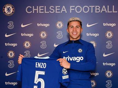 Gelandang Timnas Argentina, Enzo Fernandez tersenyum sambil berpose dengan seragam klub barunya Chelsea. Chelsea akhirnya mendapatkan Enzo Fernandez di Deadline Day bursa transfer musim dingin Januari 2023. Di Chelsea Enzo akan mengenakan nomor punggung lima yang sebelumnya digunakan oleh Jorginho yang direkrut Arsenal. (Instagram/enzojfernandez)