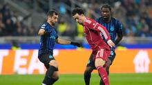 Pemain Liverpool, Curtis Jones (tengah), dibayangi pemain Inter Milan Henrikh Mkhitaryan (kiri) dan Marcus Thuram dalam laga Liga Champions di Giuseppe Meazza, Italia, Rabu, (10/12/2025). (AP Photo/Luca Bruno)