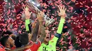 Kiper Bayern Munchen, Manuel Neuer, merayakan gelar juara Piala Super Eropa 2020 usai mengalahkan Sevilla di Puskas Arena, Budapest, Jumat (25/9/2020) dini hari WIB. Bayern Munchen menang 2-1 atas Sevilla. (AFP/Tibor Illyes/pool)