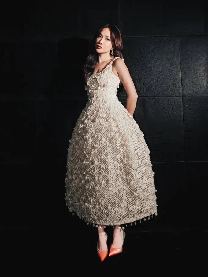 Bak Pengantin Modern, BCL Tampil Elegan dengan Gaun Putih dan Heels Christian Louboutin