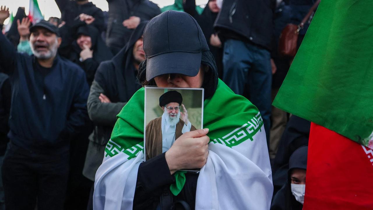 FOTO: Iran Berduka Usai Kematian Ayatollah Ali Khamenei dalam Serangan Militer