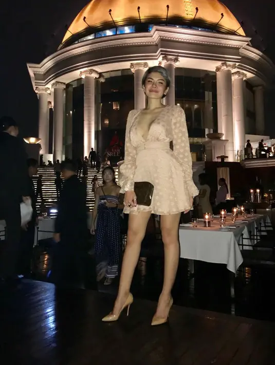 Menurut pemeran dalam film Comic 8: Casino Kings itu, poligami lebih baik dibanding dengan selingkuh. Baginya, selingkuh itu sangat menyesakkan dada. (Instagram/nikitamirzanimawardi_17)