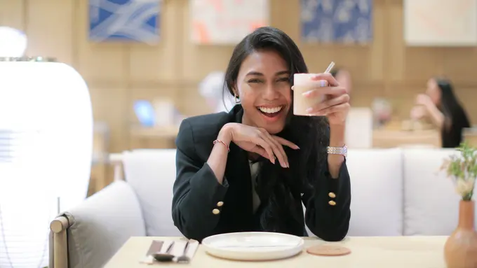 wanita februari tampak sangat bahagia