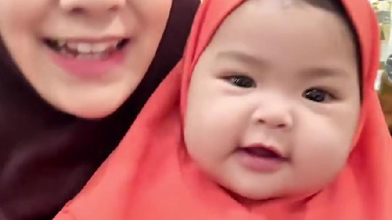 Potret Anisa Rahma Bukber di Masjid Nabawi Sambil Gendong Si Kecil, Netizen Kompak Bersholawat
