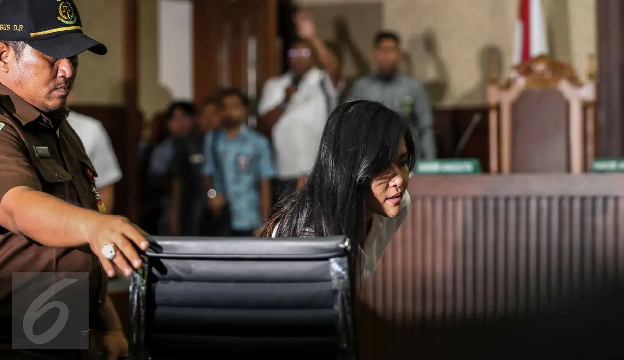 Jessica Kumala Wongso bersiap duduk di kursi terdakwa saat menjalani sidang pembacaan putusan kasus pembunuhan Wayan Mirna Salihin di PN Jakarta Pusat, Kamis (27/10). Jessica sebelumnya dituntut 20 tahun penjara oleh JPU. (Liputan6.com/Faizal Fanani)