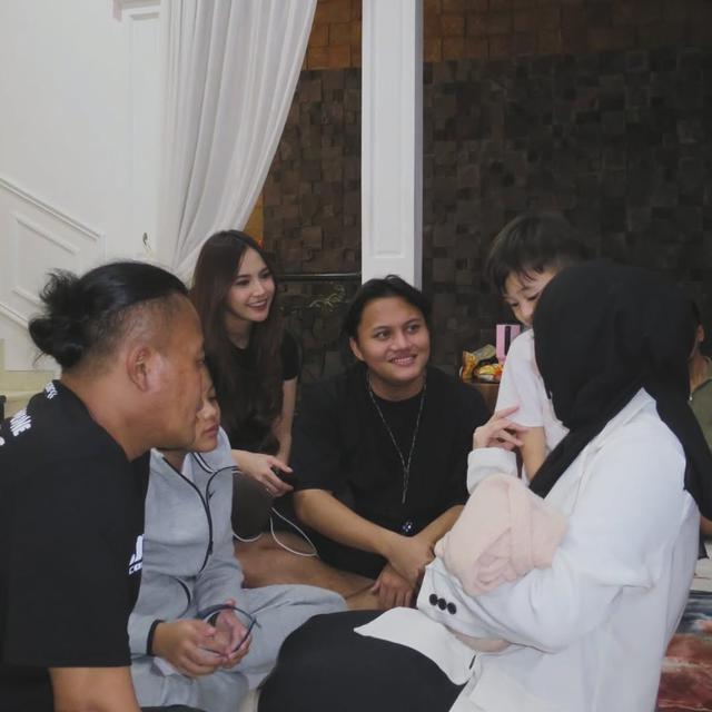 6 Potret Adzam Anak Sule Bertemu Selina, Sekalian Temu Kangen dengan Kakaknya