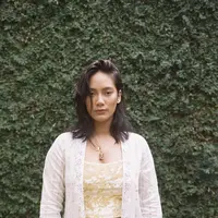 Dengan kebaya, ia tampak menyulapnya menjadi baju kasual penuh makna.  [Foto: Instagram/ Tara Basro]