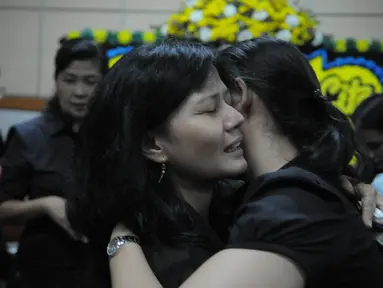 Elizabeth Diana Dewayani, ibunda Sara tak kuasa menahan tangis saat disalami para sahabat Sara (Liputan6.com/Herman Zakharia)
