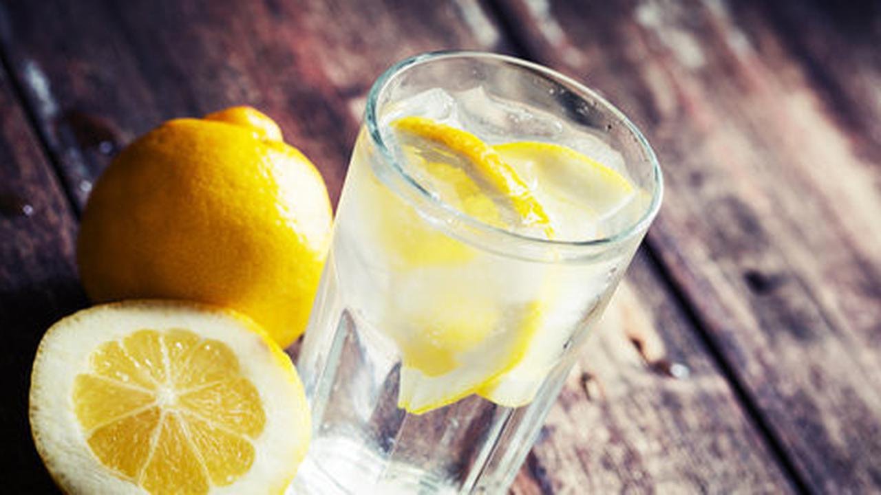 Terlihat menyehatkan, air lemon justru bisa bikin tubuh sakit