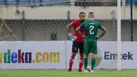 Kiper Persela Lamongan, Dwi Kuswanto menatap pemain PSS Sleman, Aaron Evans yang akan menendang penalti dalam laga matchday ke-2 Grup C Piala Menpora 2021 di Stadion Si Jalak Harupat, Bandung, Minggu (28/3/2021). PSS Sleman bermain imbang 0-0 dengan Persela Lamongan. (Bola.com/M Iqbal Ichsan)