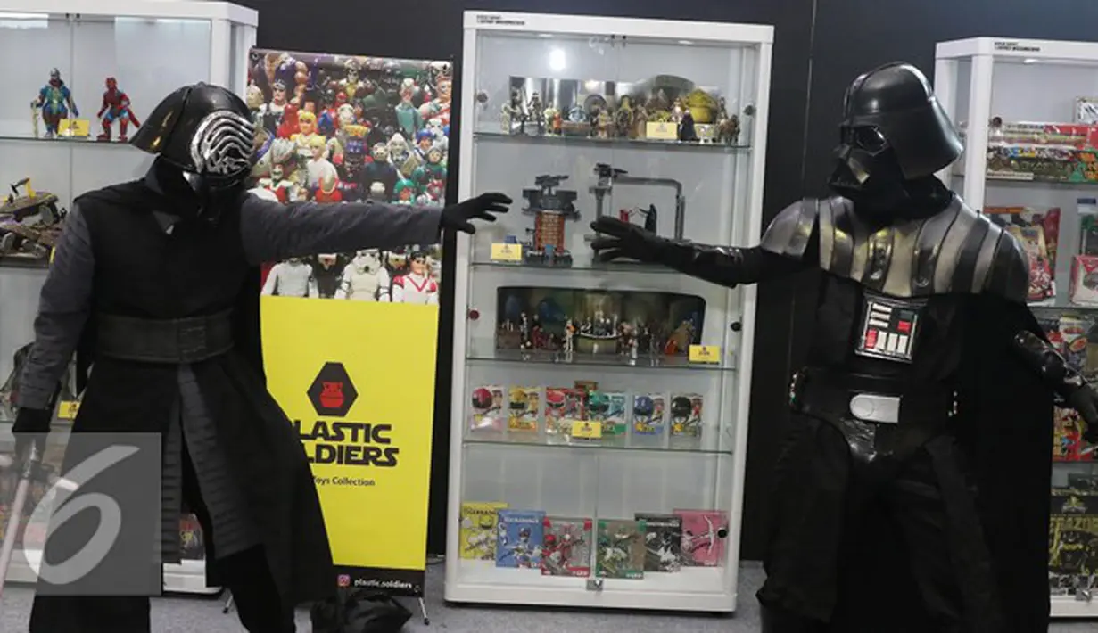 Cosplay Star Wars berpose di acara  Indonesia Comic Con 2016 di Jakarta, Sabtu (1/10). Indonesia Comic Con 2016 bertema "We Are Pop Culture" ini digelar di Hall A dan B, JCC Senayan. (Liputan6.com/Herman Zakharia)