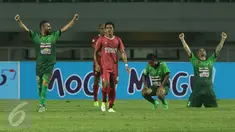 Pemain PS TNI mengangkat tangan merayakan kemenangan atas PSM Makassar di lanjutan LIga 1 Indonesia di Stadion Pakansari, Cibinong, Kab Bogor, Senin (15/5). PS TNI unggul 2-1 atas PSM Makassar. (Liputan6.com/Helmi Fithriansyah)