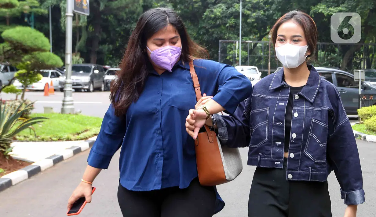 Adik mendiang Vanessa Angel, Mayang Lucyana Fitri (kanan) saat tiba di Direktorat Reserse Kriminal Khusus Polda Metro Jaya, Jakarta, Rabu (8/6/2022). Mayang menjalani pemeriksaan kedua terkait kasus dugaan pencemaran nama baik yang dilaporkan produk skincare. (Liputan6.com/Herman Zakharia)