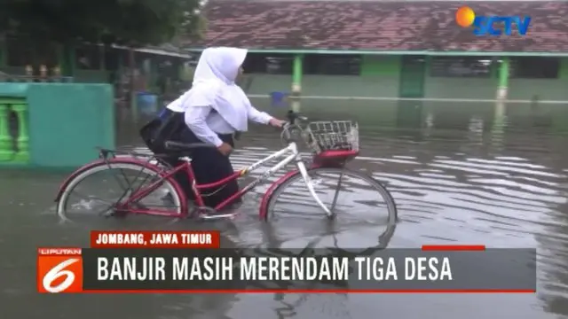 Sementara itu, sebagian siswa yang telanjur berangkat ke sekolah terpaksa bersusah payah menerobos banjir.