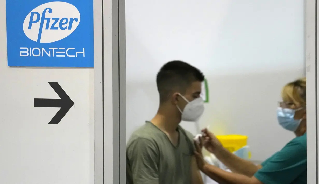 Pekerja medis menyuntikan vaksin COVID-19 Pfizer kepada seorang pria di pusat vaksinasi darurat Belgrade Fair di Belgrade, Selasa (17/8/2021). Serbia mulai memberikan dosis ketiga atau booster, dari empat vaksin berbeda, termasuk Sinopharm, Pfizer, Sputnik dan AstraZeneca. (AP Photo/Darko Vojinovic)