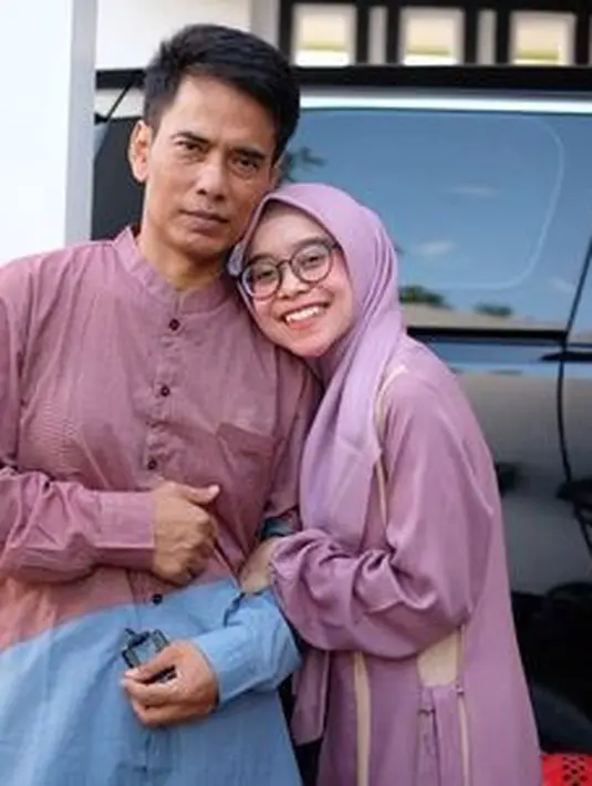 Ayah Lesti Kejora juga tak keberatan untuk mencoba berbagai warna, termasuk nuansa merah muda (Foto: IG: @ayah_kejora)