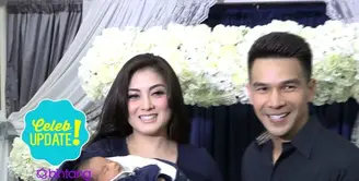 Anak Jonathan Frizzy mendapatkan kesempatan untuk ikutan syuting talkshow. Sang istri, Dhena Devanka pun punya cara untuk menjaga mood anak-anaknya.