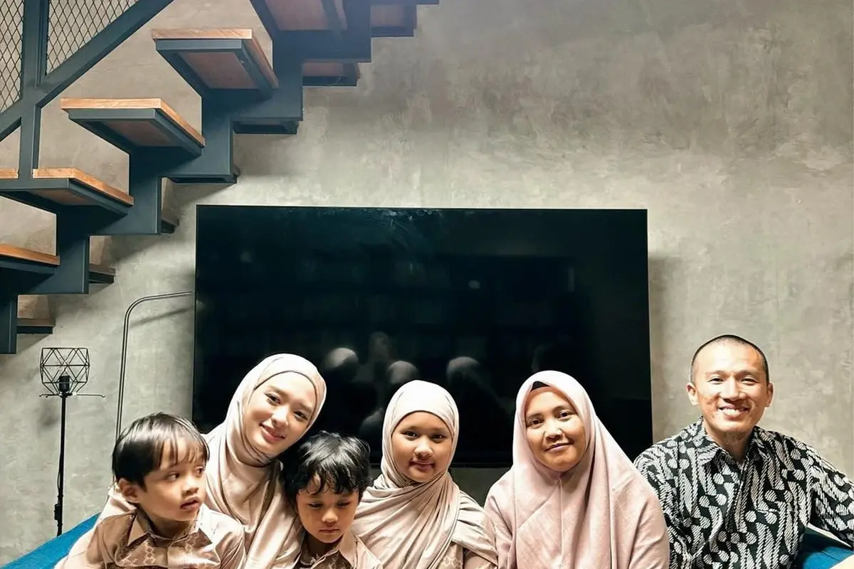5 Potret Inara Rusli  Kunjungi Rumah Ustaz Felix Siauw dan Ummu Alila, Terima  Banyak Ilmu Baru